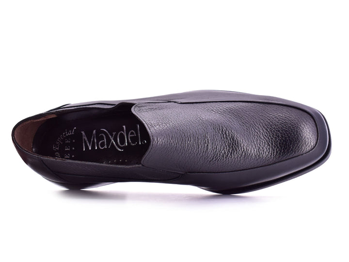 Par de zapatos planos negros de cuero con textura combinada, estilo elegante y sin cordones.