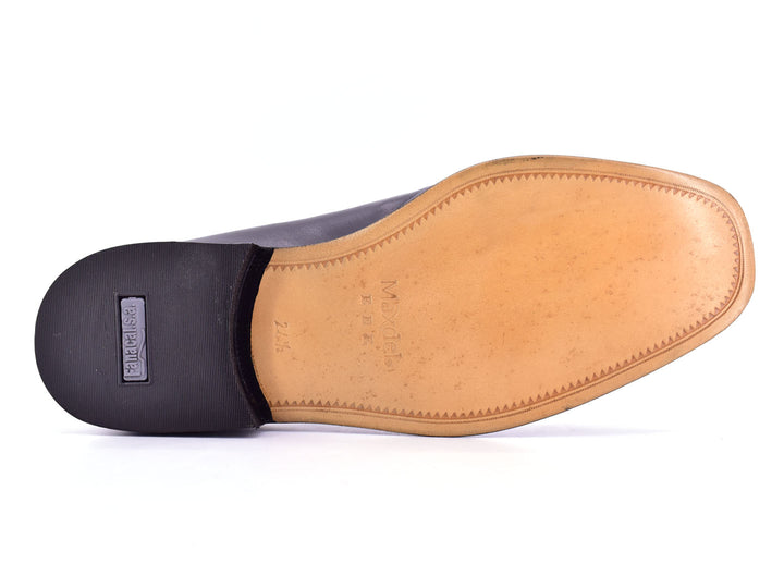 Par de zapatos planos negros de cuero con textura combinada, estilo elegante y sin cordones.