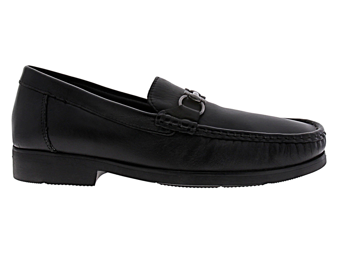 Zapato mocasín de cuero negro con detalle de hebilla metálica.
