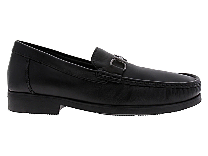 Zapato mocasín de cuero negro con detalle de hebilla metálica.