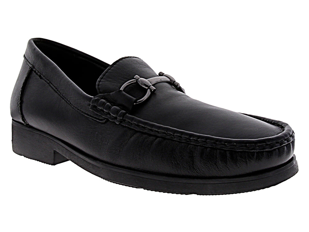 Zapato mocasín de cuero negro con detalle de hebilla metálica.