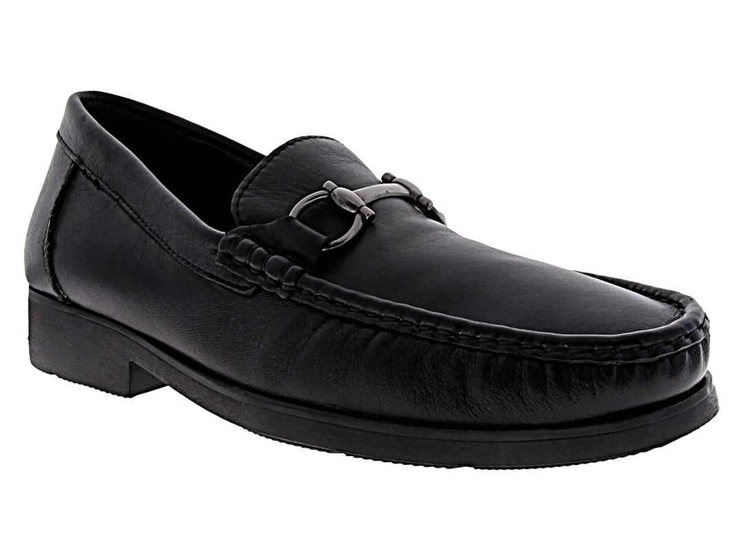 Zapato mocasín de cuero negro con detalle de hebilla metálica.