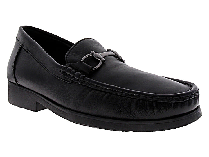 Zapato mocasín de cuero negro con detalle de hebilla metálica.