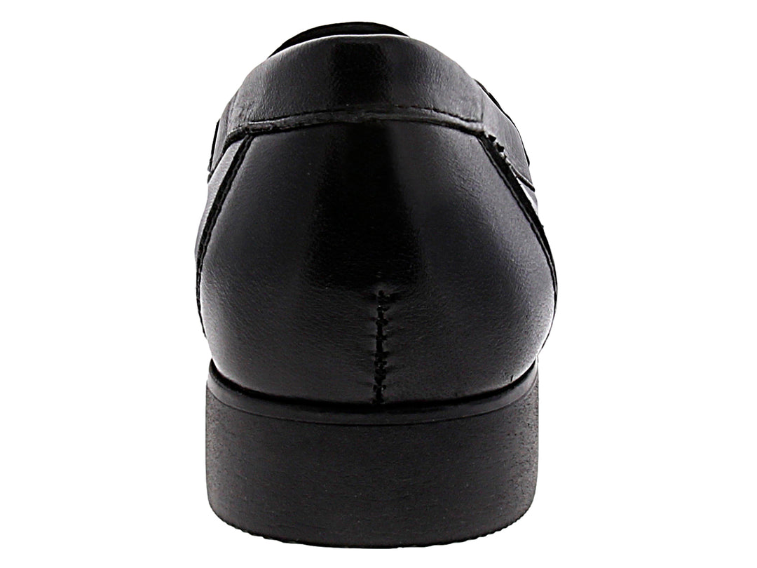 Zapato mocasín de cuero negro con detalle de hebilla metálica.