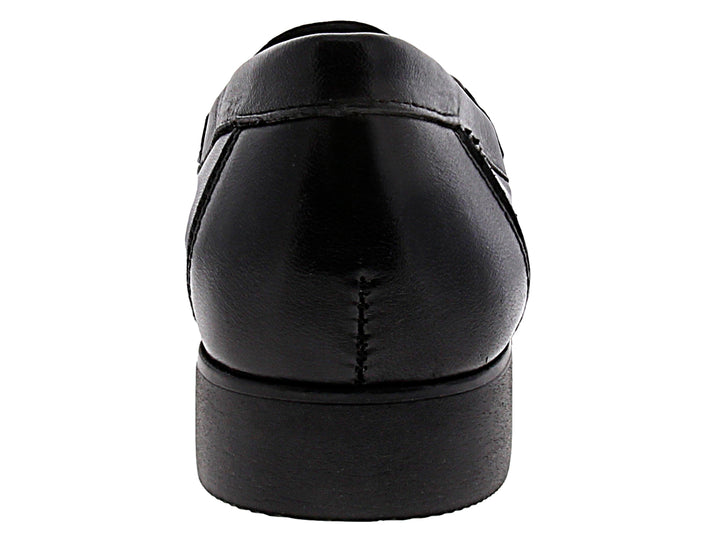 Zapato mocasín de cuero negro con detalle de hebilla metálica.