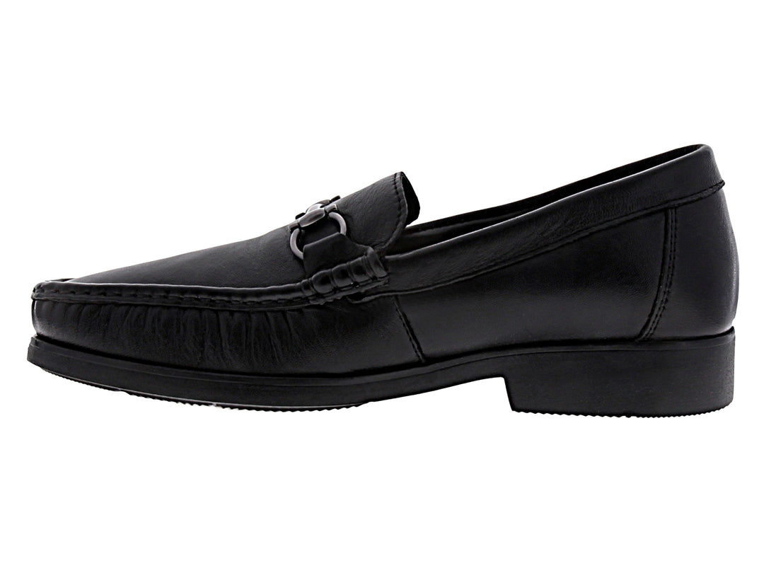 Zapato mocasín de cuero negro con detalle de hebilla metálica.