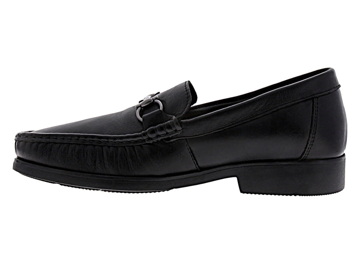 Zapato mocasín de cuero negro con detalle de hebilla metálica.