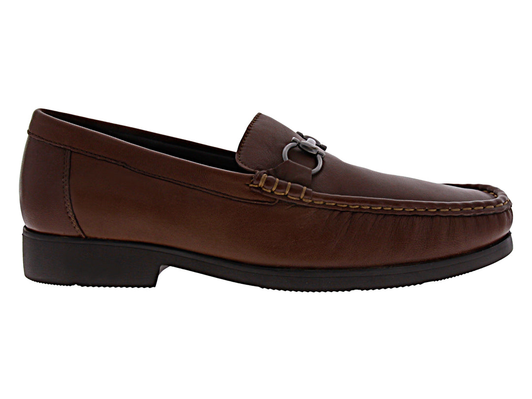 Zapato mocasín de cuero color café con detalle metálico y suela negra.