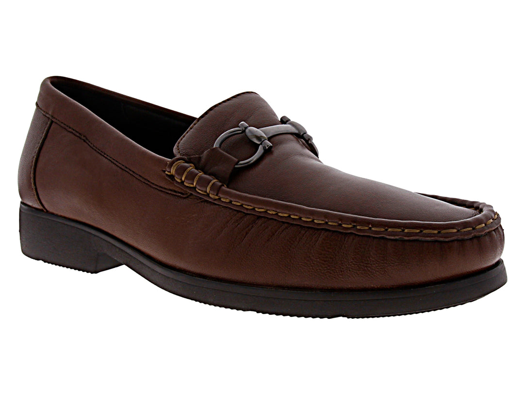 Zapato mocasín de cuero color café con detalle metálico y suela negra.