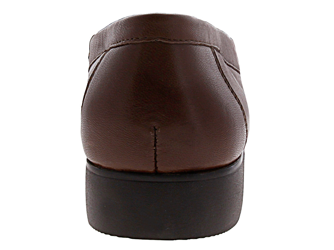 Zapato mocasín de cuero color café con detalle metálico y suela negra.