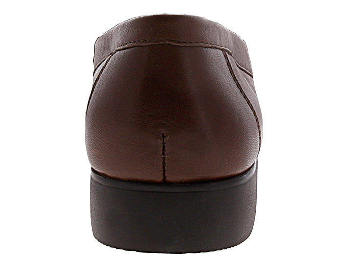 Zapato mocasín de cuero color café con detalle metálico y suela negra.