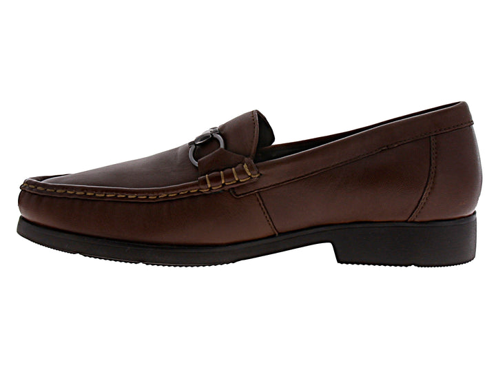 Zapato mocasín de cuero color café con detalle metálico y suela negra.