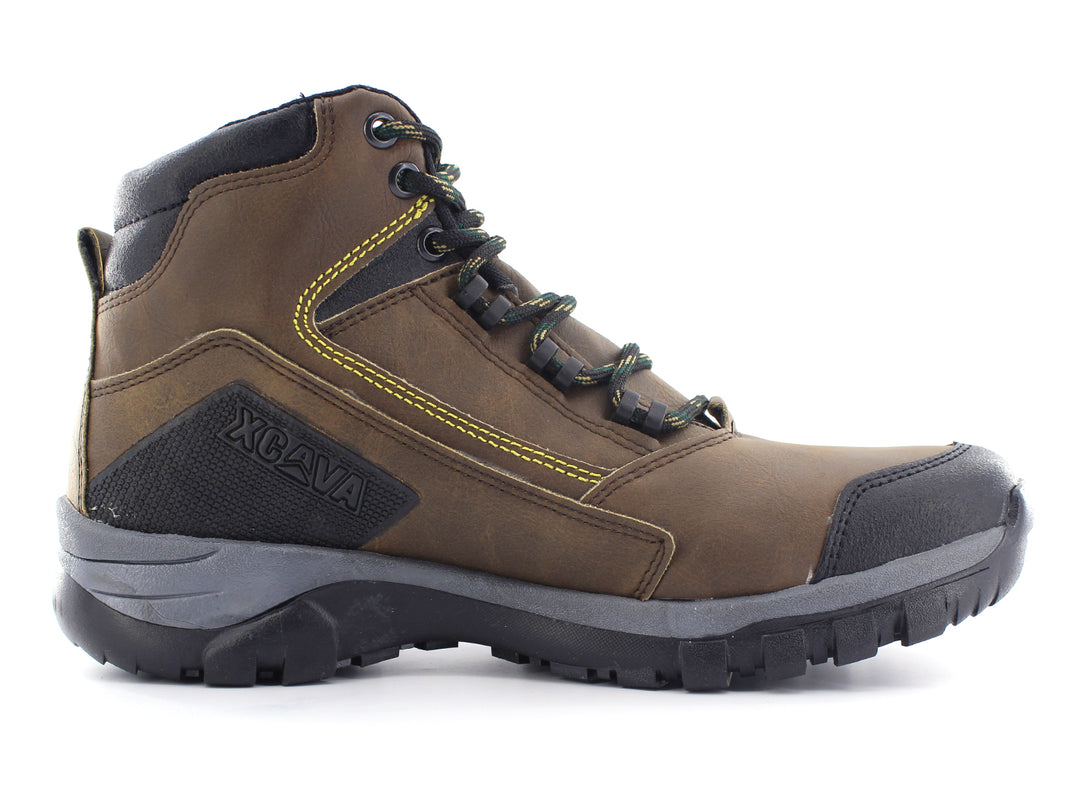 Bota deportiva color café con detalles en negro y gris, suela gruesa y cordones ajustables.