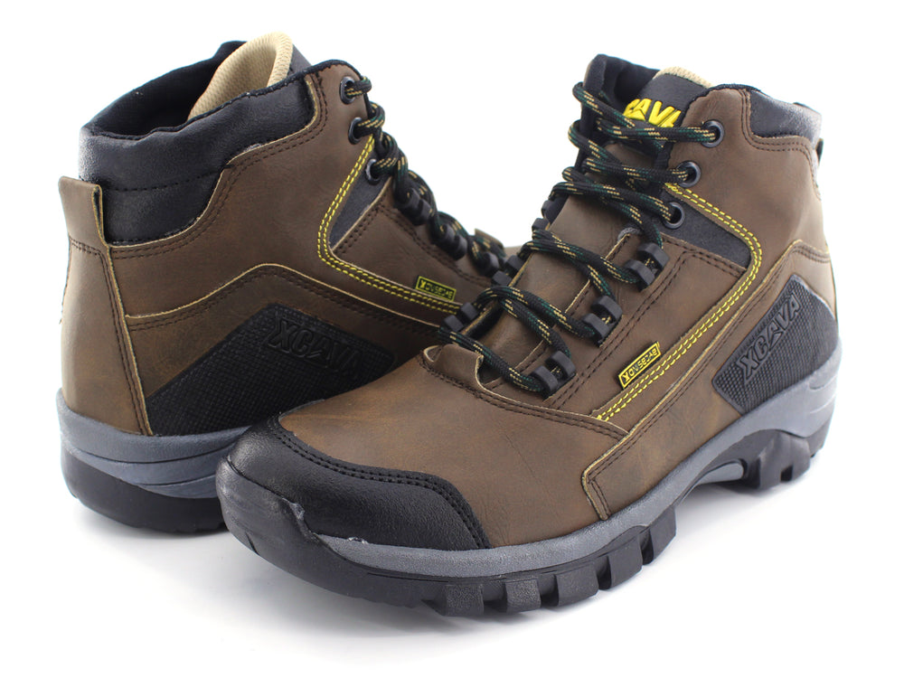 Bota deportiva color café con detalles en negro y gris, suela gruesa y cordones ajustables.