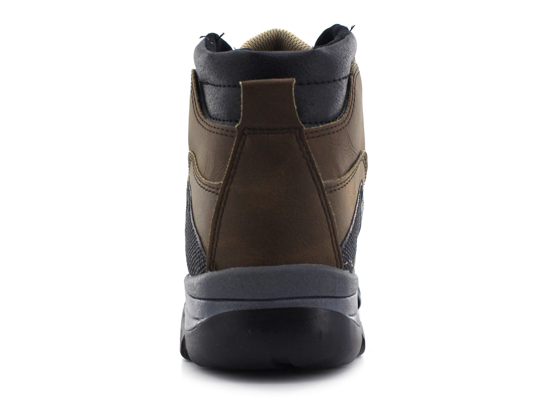 Bota deportiva color café con detalles en negro y gris, suela gruesa y cordones ajustables.
