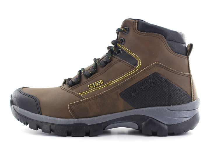 Bota deportiva color café con detalles en negro y gris, suela gruesa y cordones ajustables.