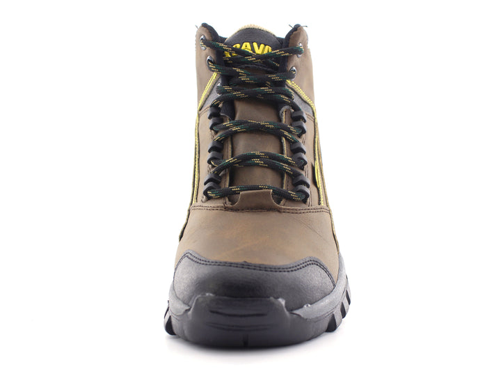 Bota deportiva color café con detalles en negro y gris, suela gruesa y cordones ajustables.