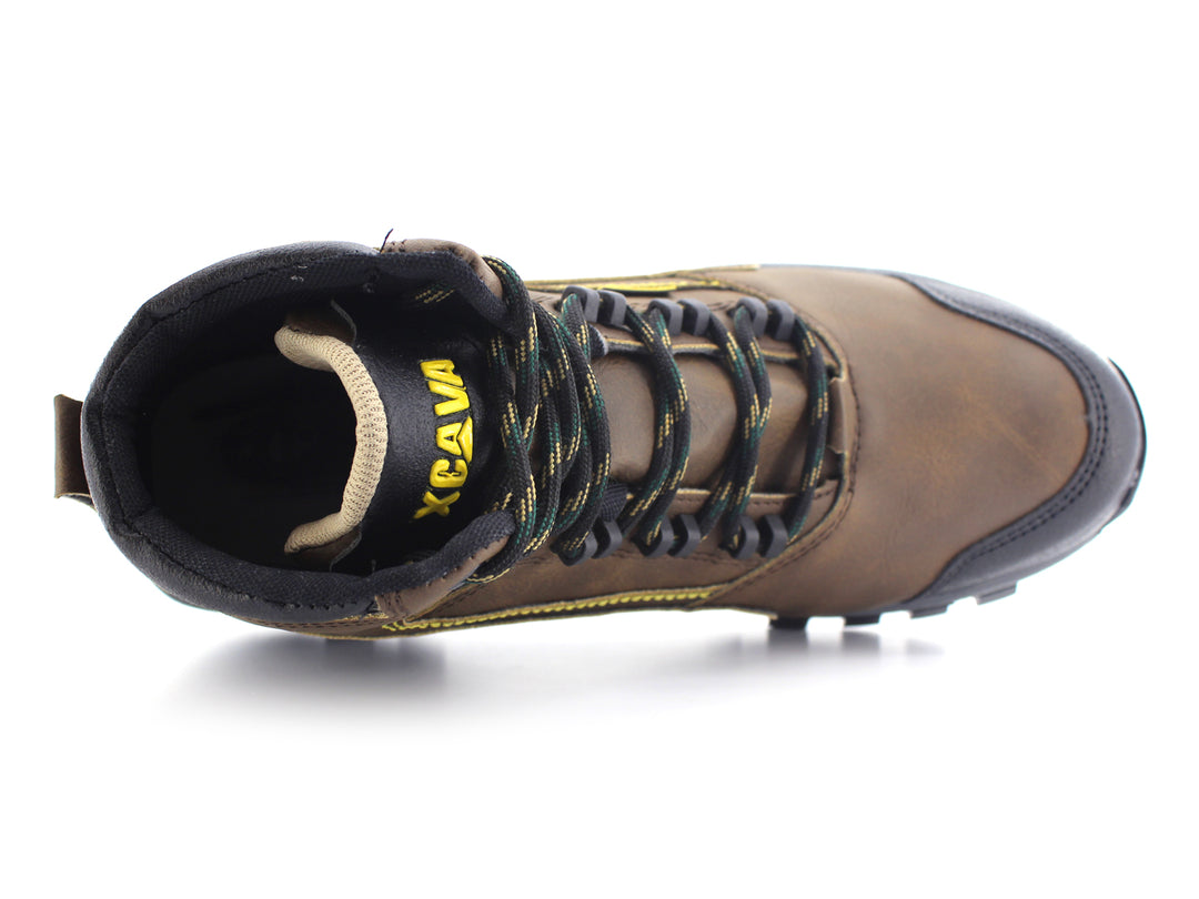 Bota deportiva color café con detalles en negro y gris, suela gruesa y cordones ajustables.