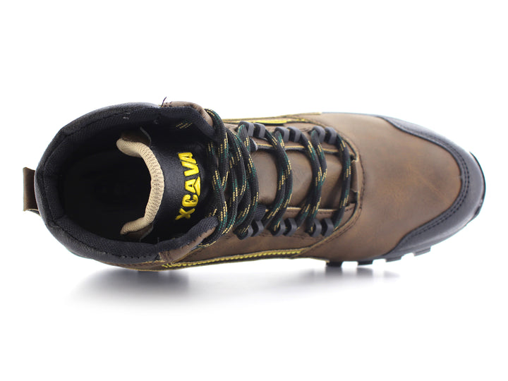 Bota deportiva color café con detalles en negro y gris, suela gruesa y cordones ajustables.