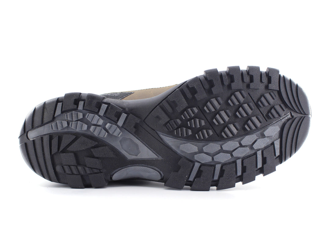 Bota deportiva color café con detalles en negro y gris, suela gruesa y cordones ajustables.
