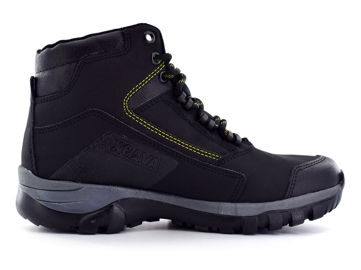 Bota deportiva negra de caña media con detalles en amarillo y suela gris, marca By Casino.