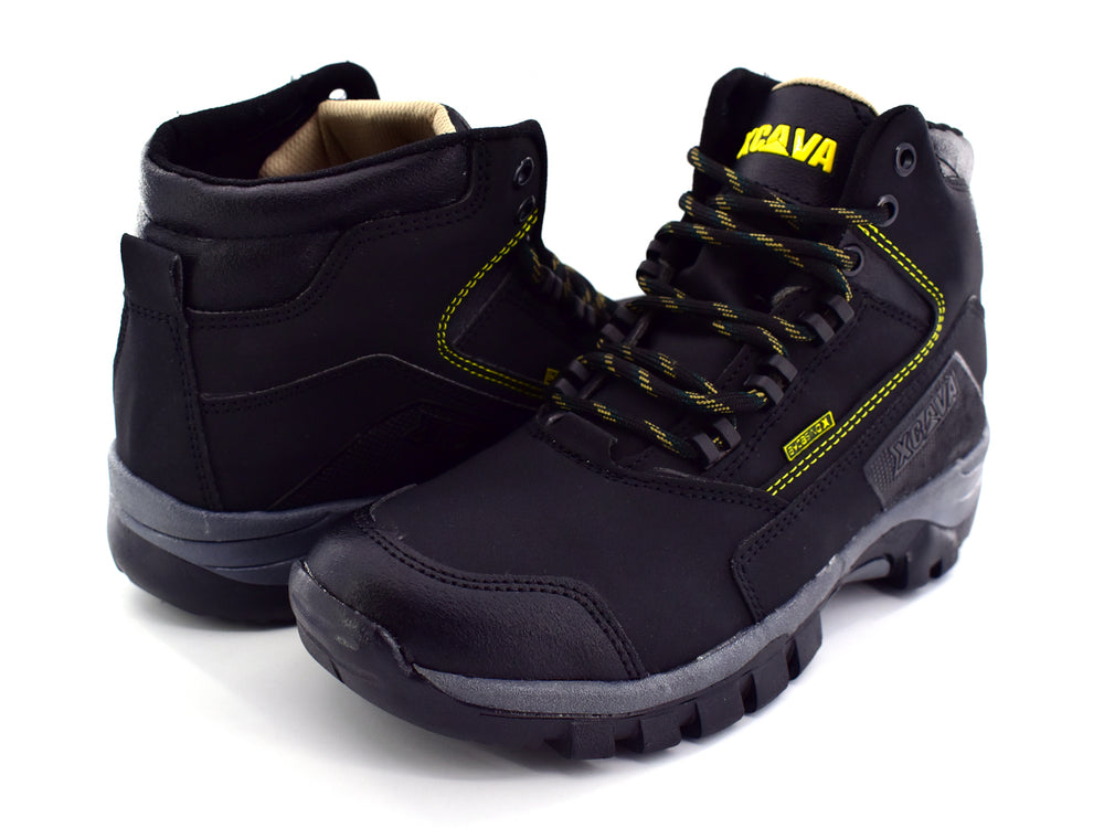 Bota deportiva negra de caña media con detalles en amarillo y suela gris, marca By Casino.