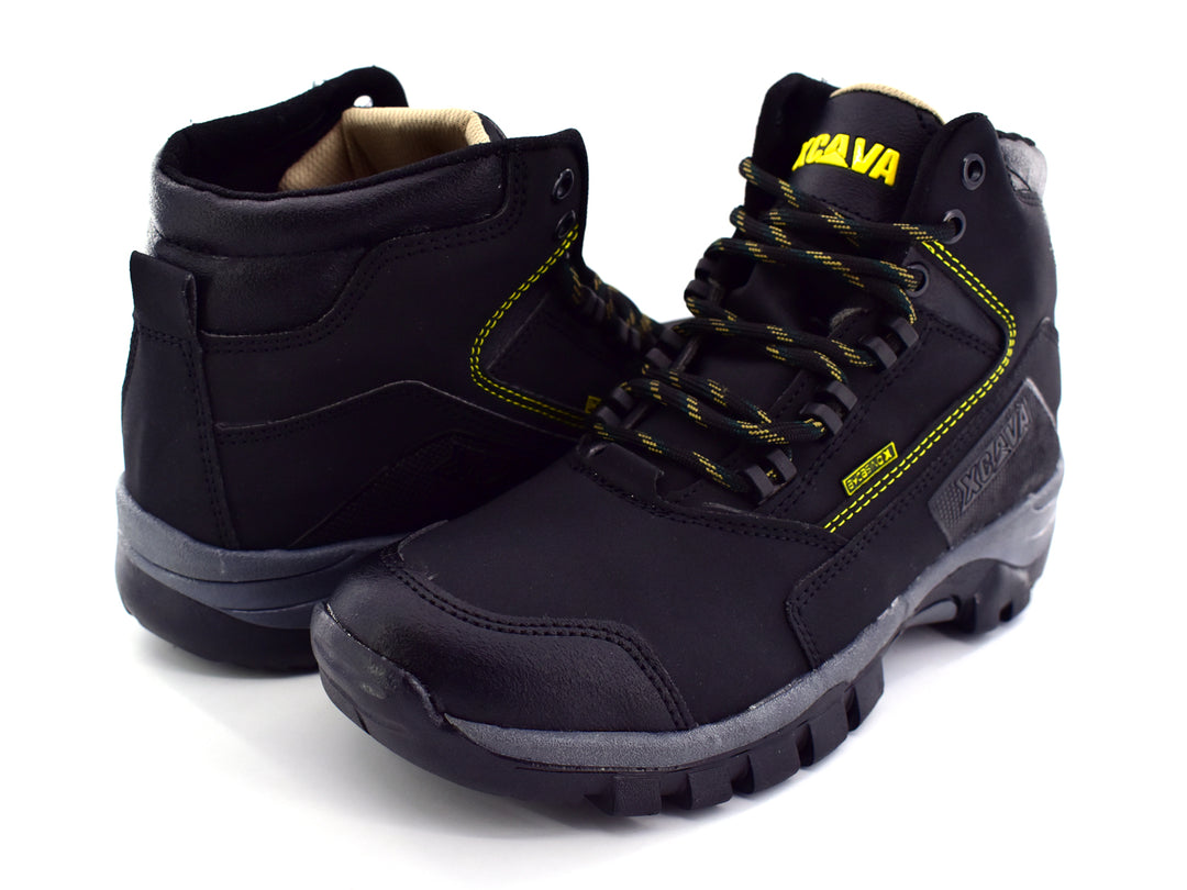 Bota deportiva negra de caña media con detalles en amarillo y suela gris, marca By Casino.