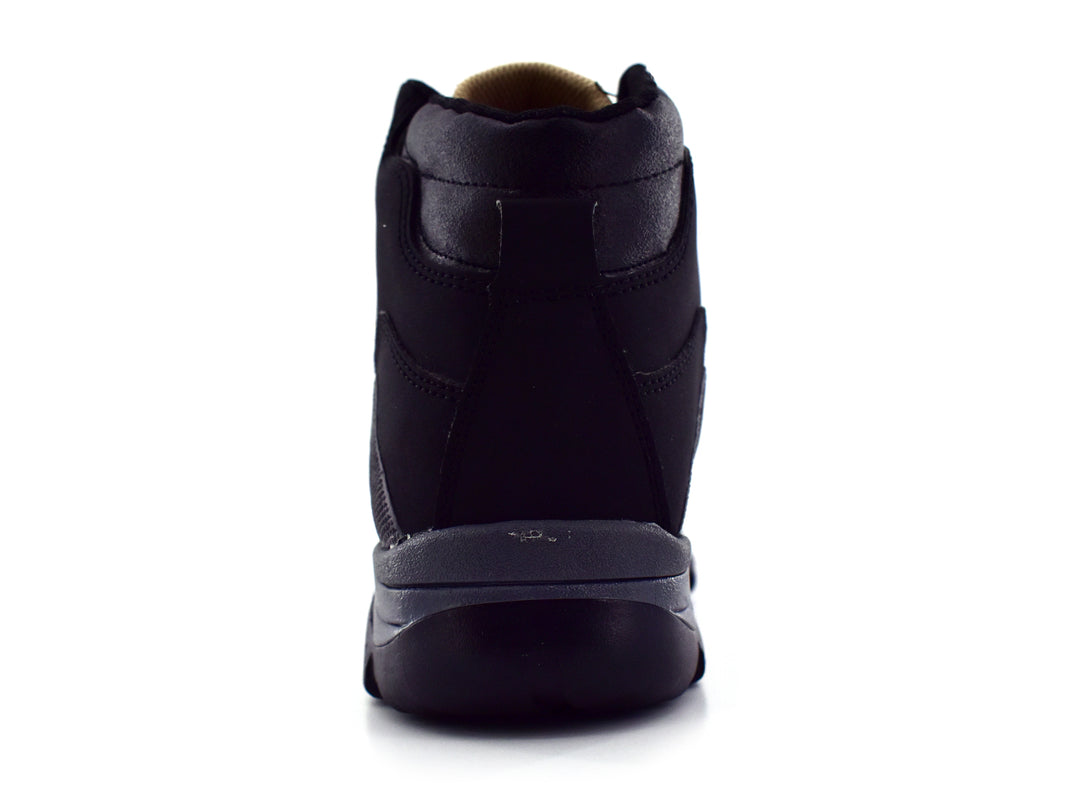 Bota deportiva negra de caña media con detalles en amarillo y suela gris, marca By Casino.