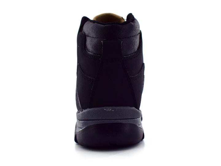 Bota deportiva negra de caña media con detalles en amarillo y suela gris, marca By Casino.