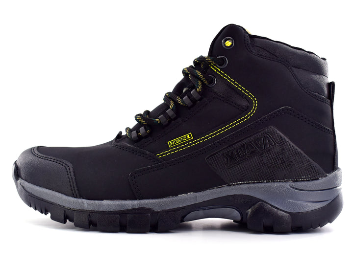 Bota deportiva negra de caña media con detalles en amarillo y suela gris, marca By Casino.