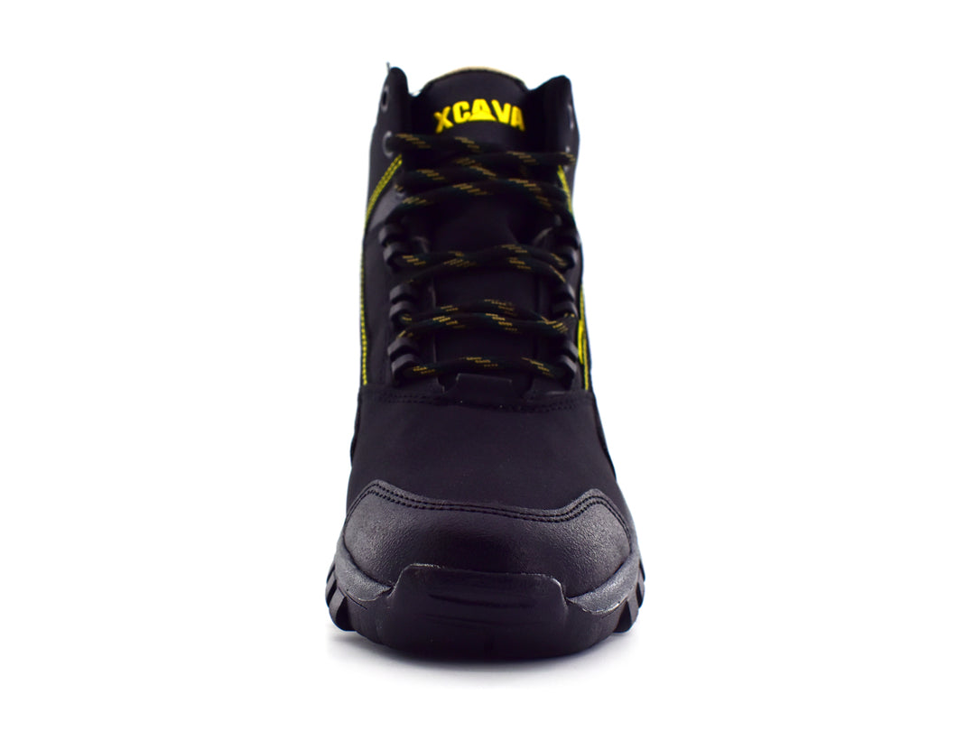 Bota deportiva negra de caña media con detalles en amarillo y suela gris, marca By Casino.