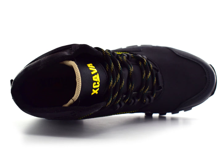 Bota deportiva negra de caña media con detalles en amarillo y suela gris, marca By Casino.
