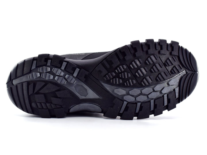 Bota deportiva negra de caña media con detalles en amarillo y suela gris, marca By Casino.