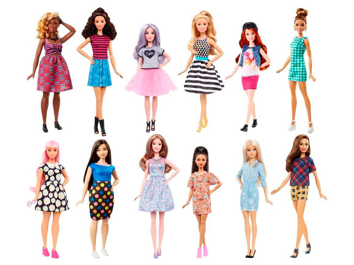 Muñeca Barbie Fashionistas con vestido a cuadros verde y blanco en su empaque.