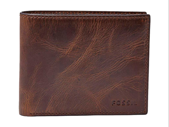 Billetera bifold de cuero color café marca Fossil con textura natural y acabado mate.