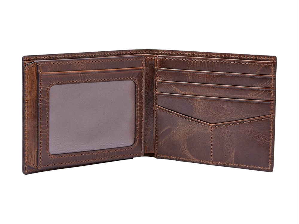 Billetera bifold de cuero color café marca Fossil con textura natural y acabado mate.