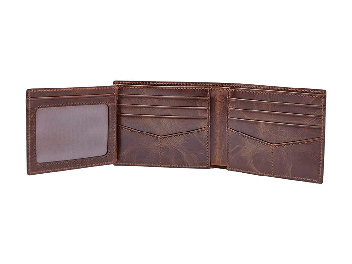 Billetera bifold de cuero color café marca Fossil con textura natural y acabado mate.