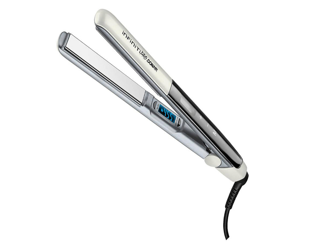 Plancha alaciadora de cabello Conair en color plata con pantalla digital y diseño moderno.