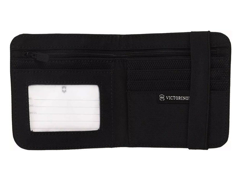Billetera Victorinox de color negro fabricada en tela con banda elástica y logotipo metálico.