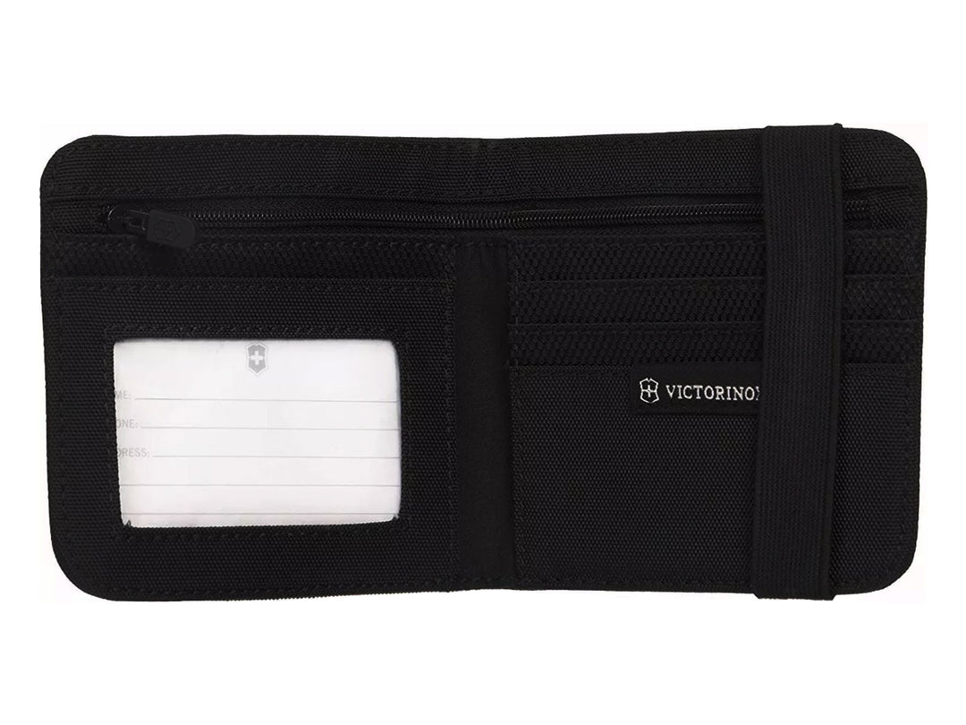 Billetera Victorinox de color negro fabricada en tela con banda elástica y logotipo metálico.