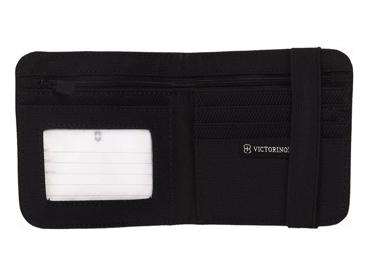 Billetera Victorinox de color negro fabricada en tela con banda elástica y logotipo metálico.