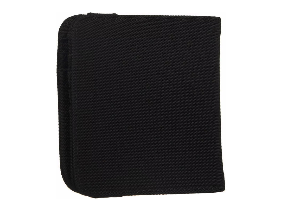 Billetera Victorinox de color negro fabricada en tela con banda elástica y logotipo metálico.