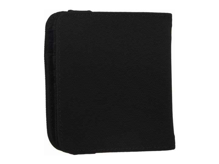 Billetera Victorinox de color negro fabricada en tela con banda elástica y logotipo metálico.
