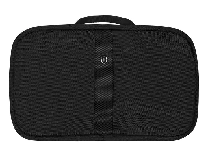 Neceser negro de tela Victorinox con asa superior y forma rectangular redondeada.