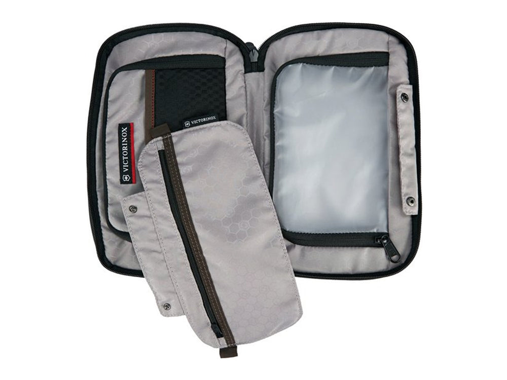 Neceser negro de tela Victorinox con asa superior y forma rectangular redondeada.