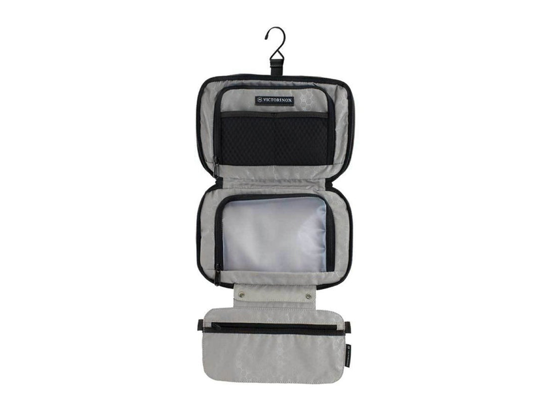 Neceser negro de tela Victorinox con asa superior y forma rectangular redondeada.