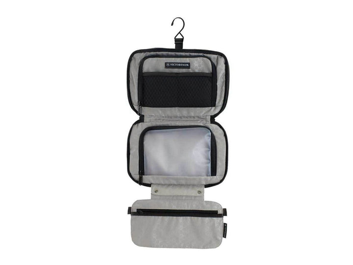 Neceser negro de tela Victorinox con asa superior y forma rectangular redondeada.