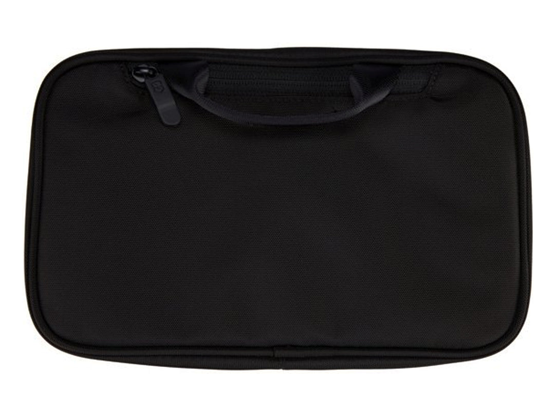 Neceser negro de tela Victorinox con asa superior y forma rectangular redondeada.
