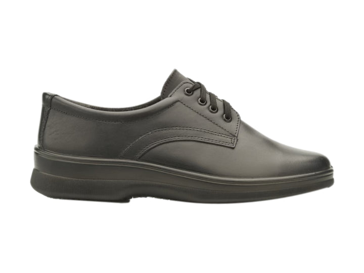 Zapato plano Flexi color negro con agujetas y suela cómoda para uso casual.