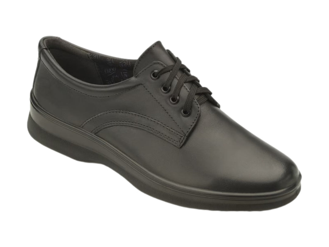 Zapato plano Flexi color negro con agujetas y suela cómoda para uso casual.